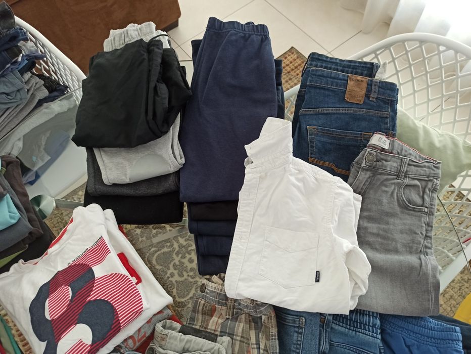 Lote de roupa (mais de 40 peças) meninos - 10-11 anos