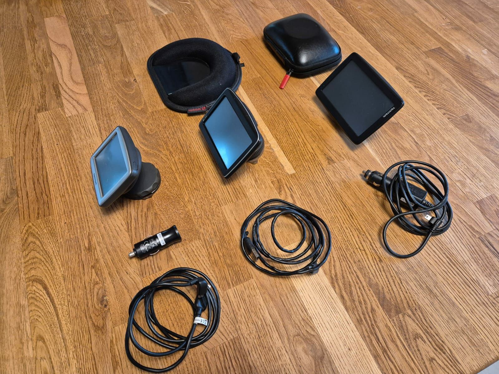 3x nawigacja TOMTOM, Live, Etui, podstawka