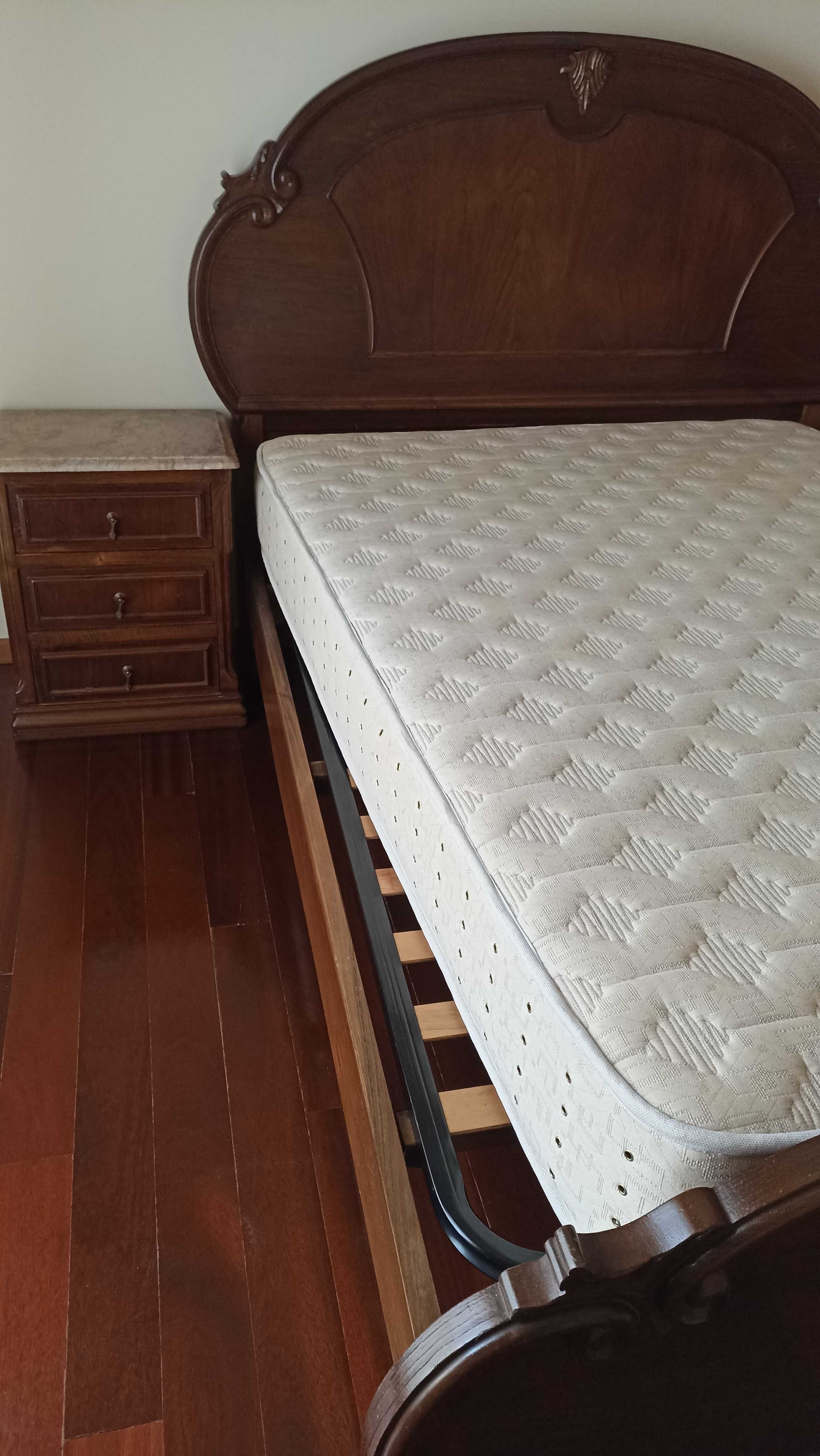 Cama de Casal com estrado, colchão e mesinhas