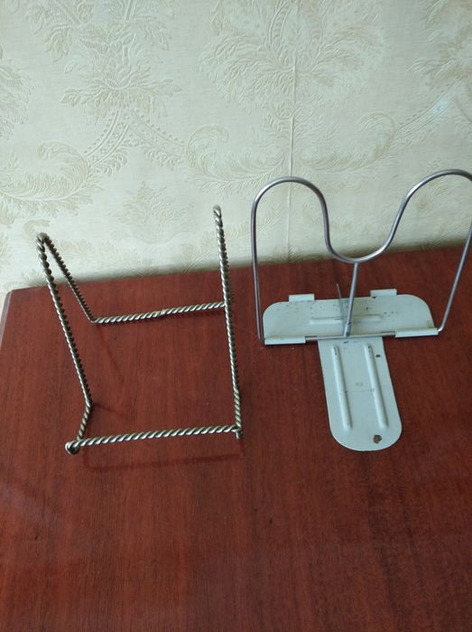 Підставки для книг та тарілок