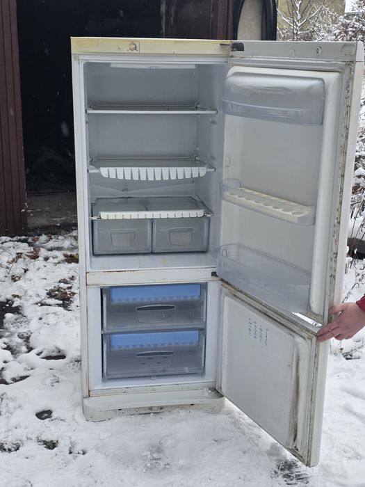 Lodowka indesit sprawna.