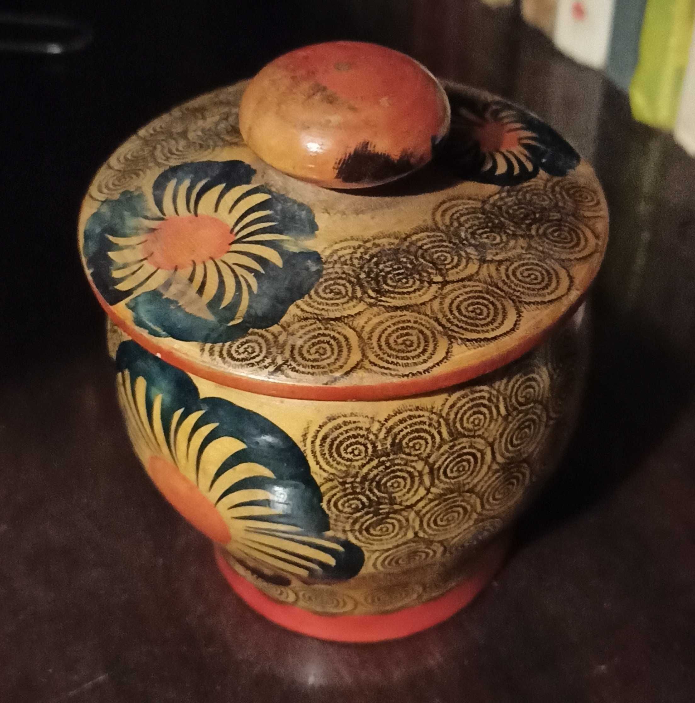 Из дерева шкатулка,яйца пасхальные,свисток,четки.