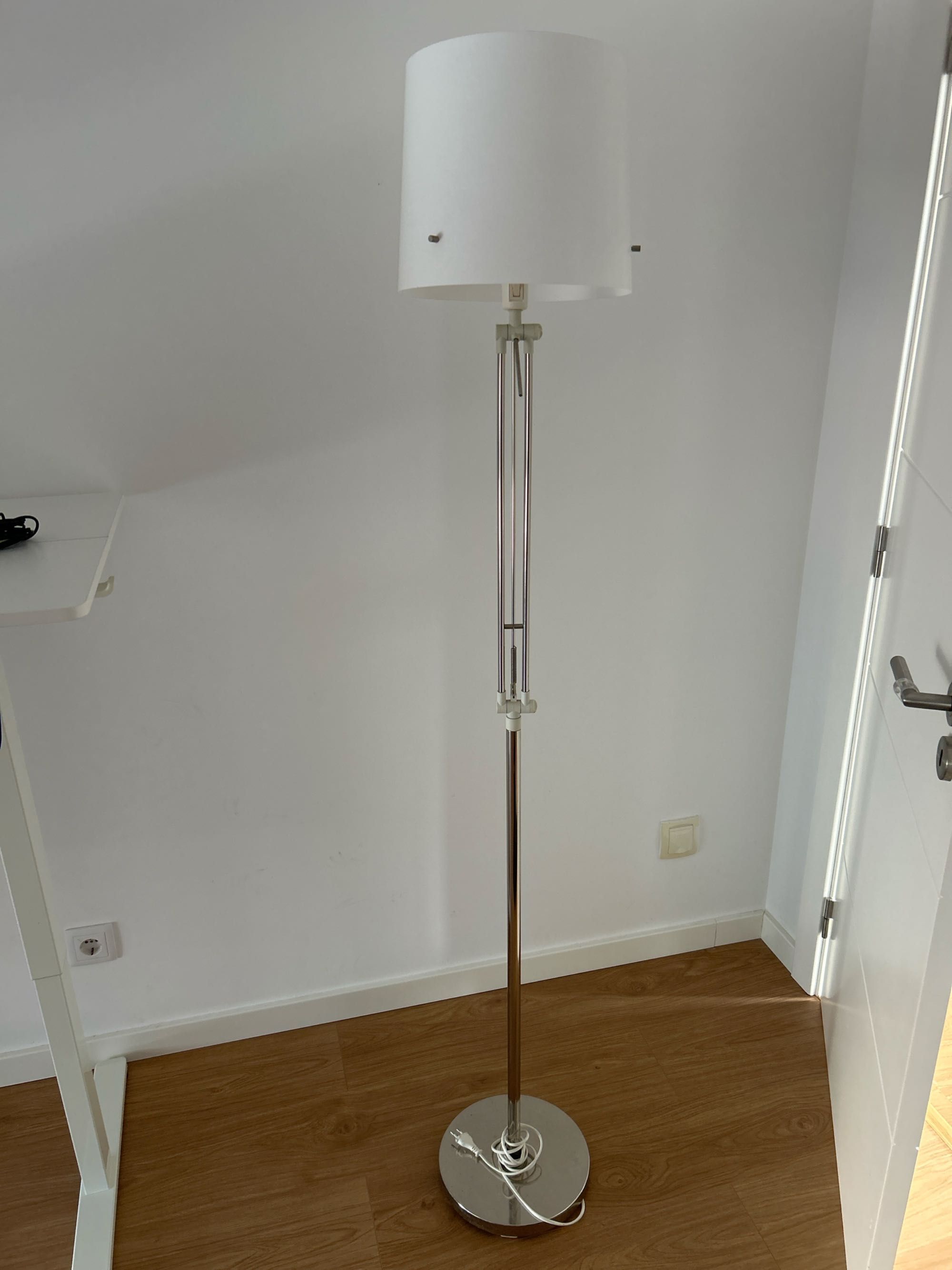 Candeeiro de Pé Alto – Design Moderno em Cromado