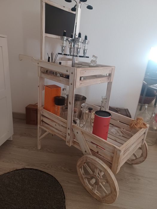 Vendo bar  carrinho praticamente novo e sem marcas de uzo.