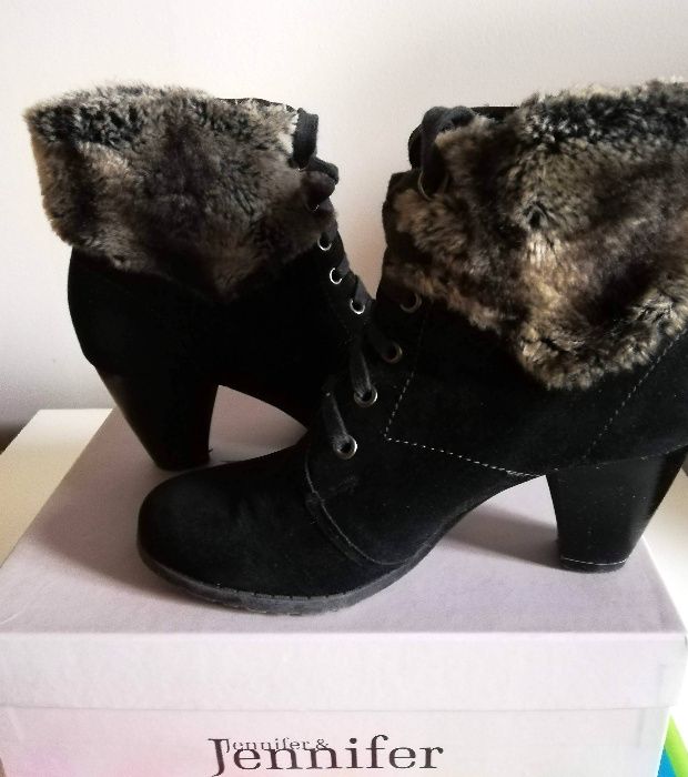 Czarne zamszowe botki CCC