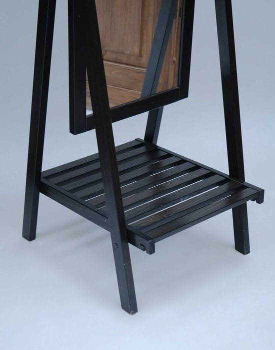 Espelho alto com base de madeira