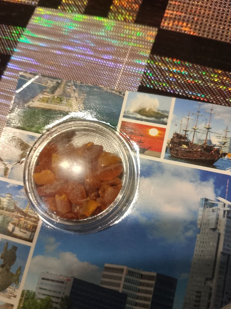 Продам открытку коллекционную с кусочками янтаря