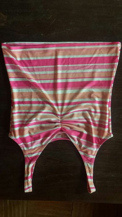 Bikini, fato de banho e outros.