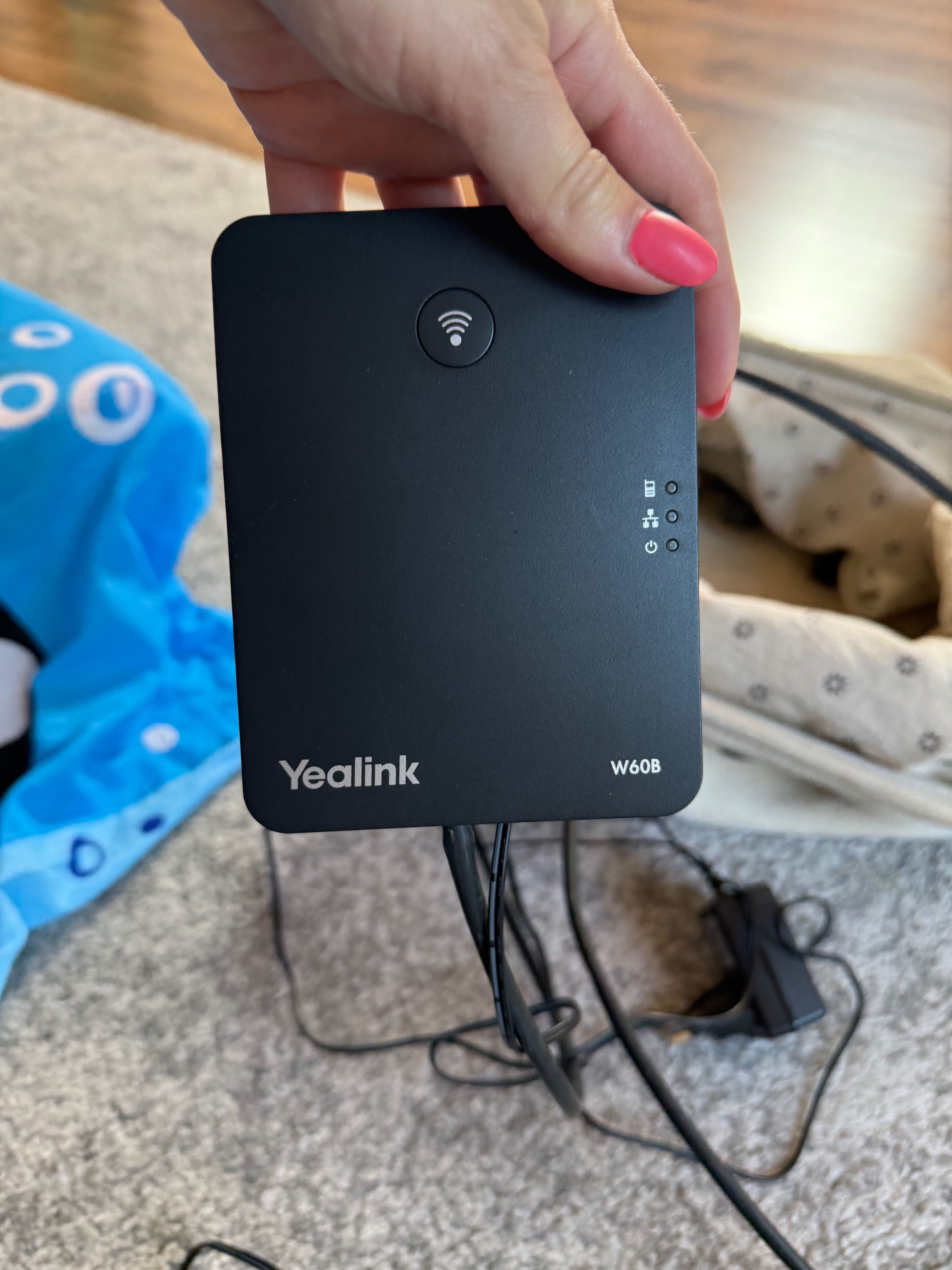 Yealink dwa telefony i stacja