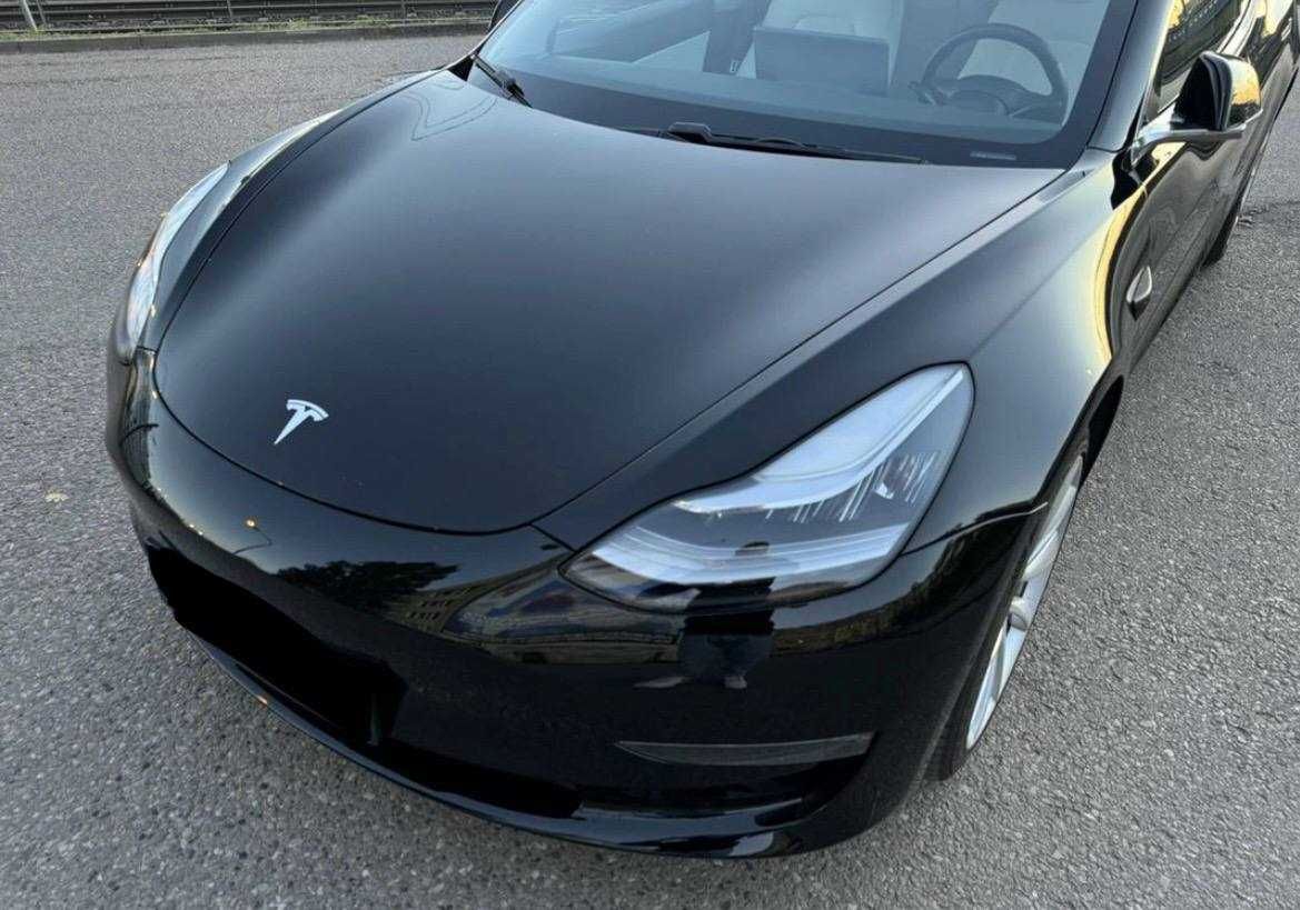 У продажі Tesla model 3 2019