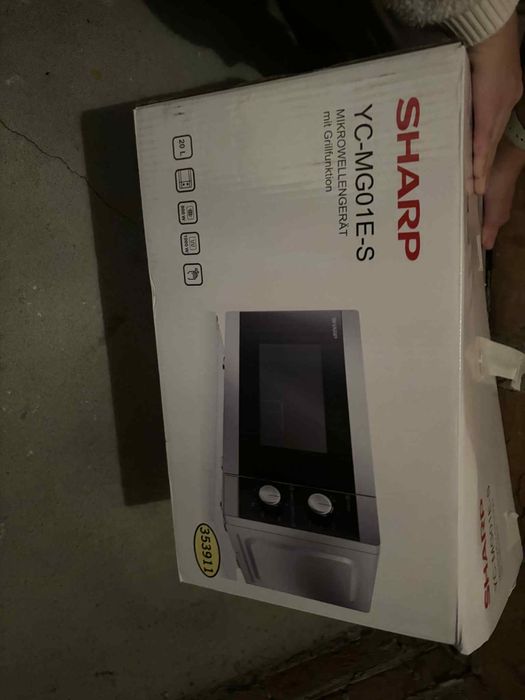 Mikrofalówka Sharp YC-MG01E-S z grillem, 800 W, srebrna, wolnostojąca
