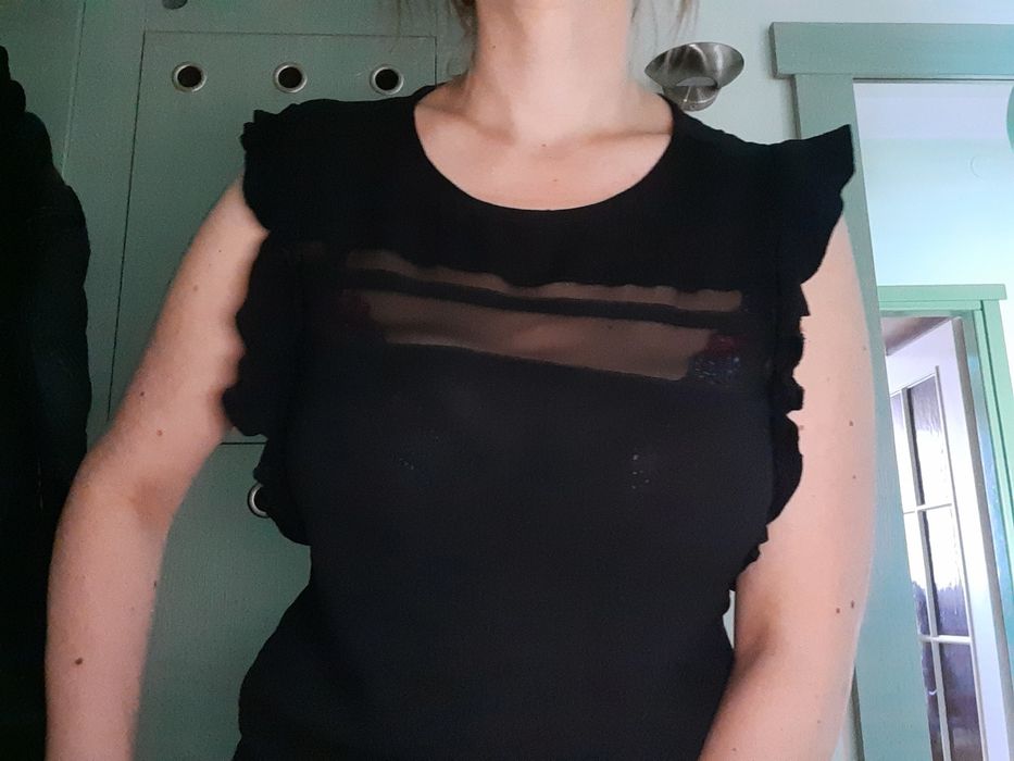 Bluzka czarna na lato z tiulem z rękawami jak falbany