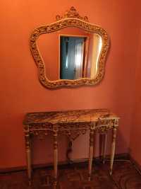 Mesa e espelho antigos branco e dourado