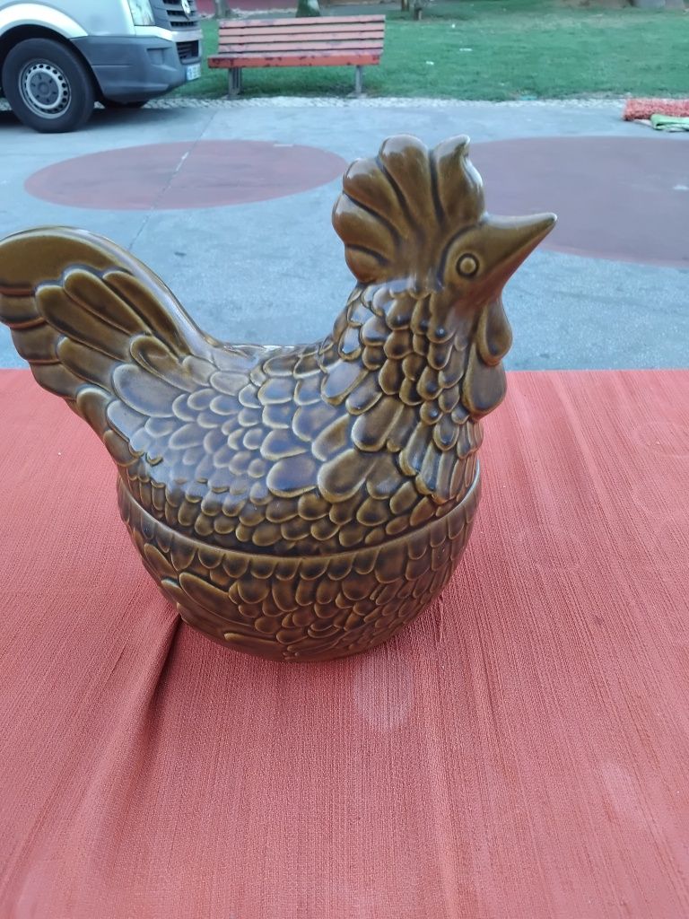 Galinhas  de loiça  muito antiga