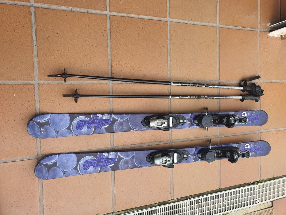 Skis, bastões e saco