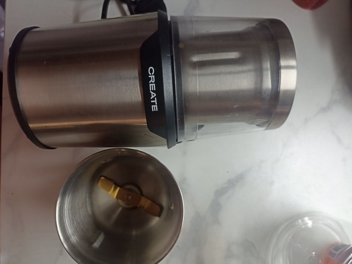 Máquina e moínho de café