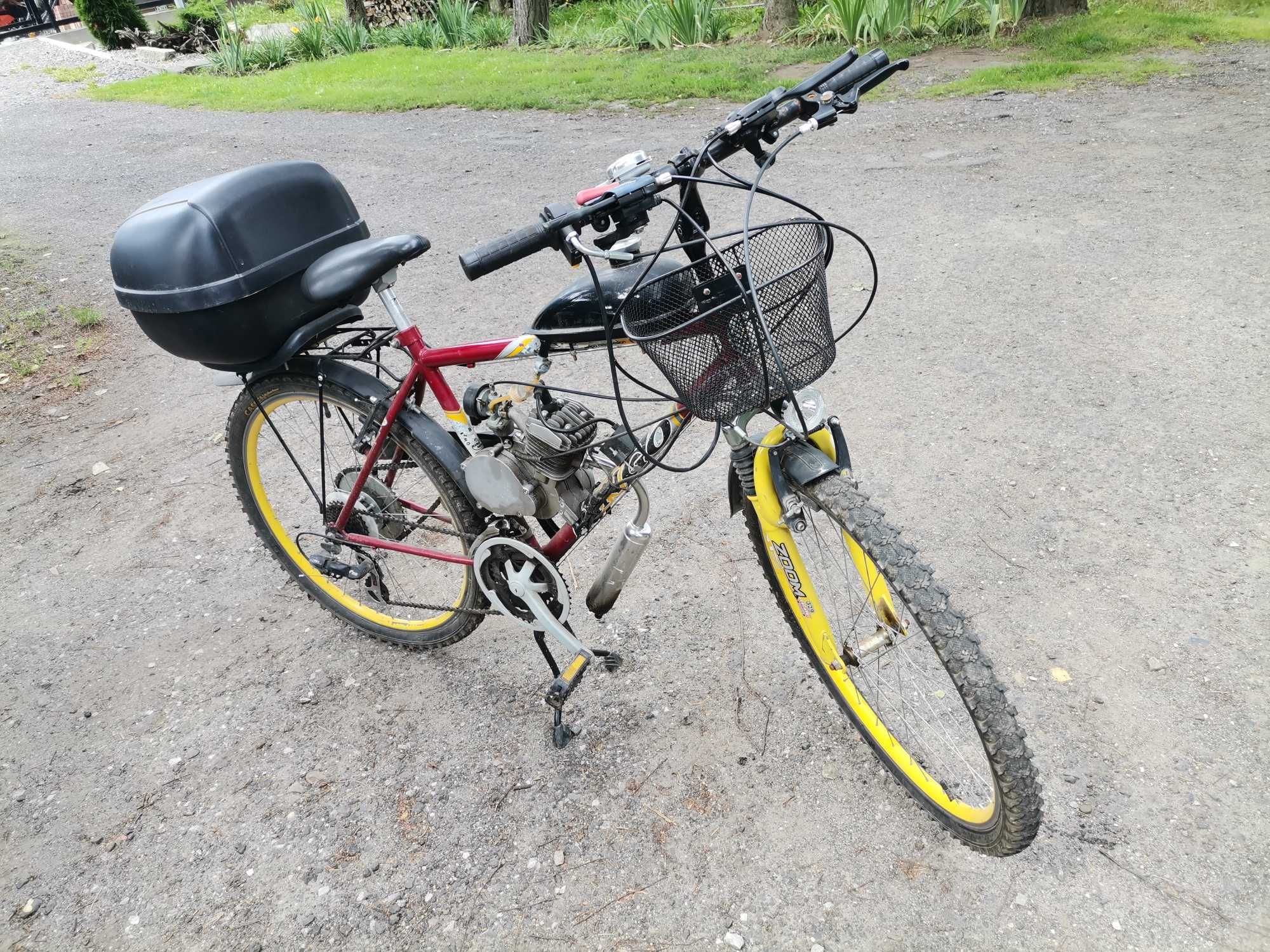 Rower z pomocniczym silnikiem spalinowym