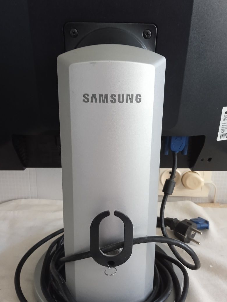 Монитор SAMSUNG 205-BM  20"