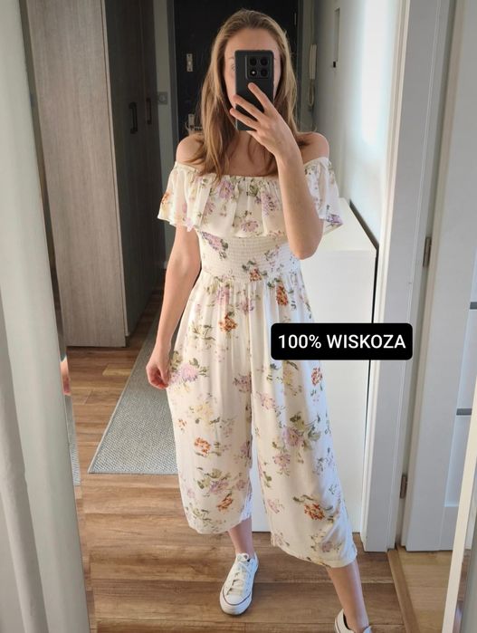 Elegancki kwiatowy kombinezon letni odsłonięte ramiona boho kolor bały