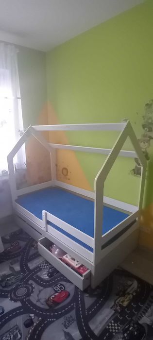Łóżko domek plus dodatkowo skrzynia z szufladami