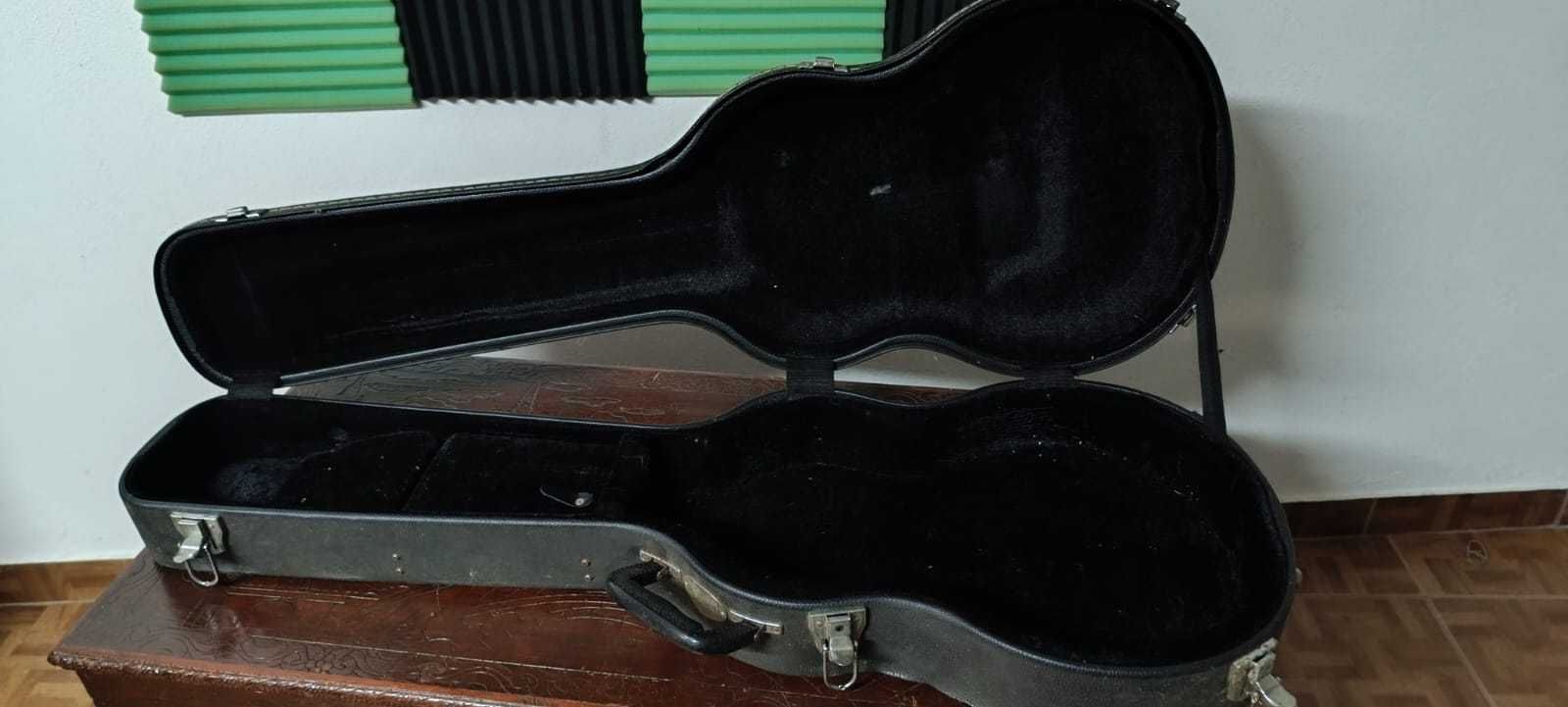 Mala guitarra estilo Les Paul