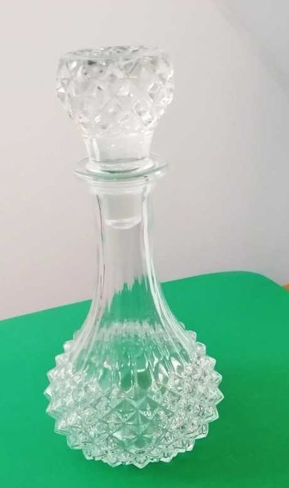 Licoreiro em cristal de picos na base