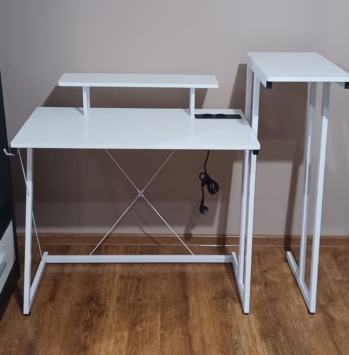 Biurko metalowe z gniazdem i portami USB