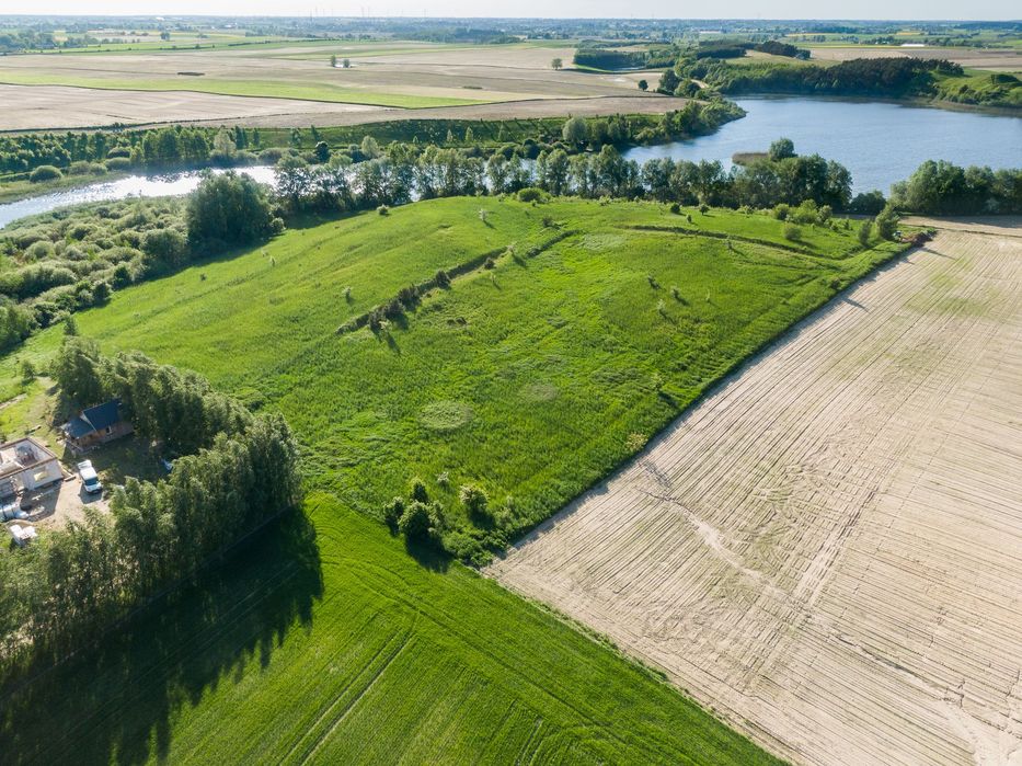 Działka z linią brzegową z widokiem na jezioro