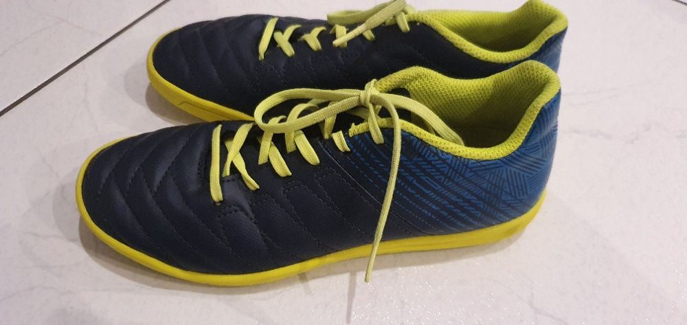 Buty sportowe chłopięce 35 halówki granat Kipsta 22 cm szkoła