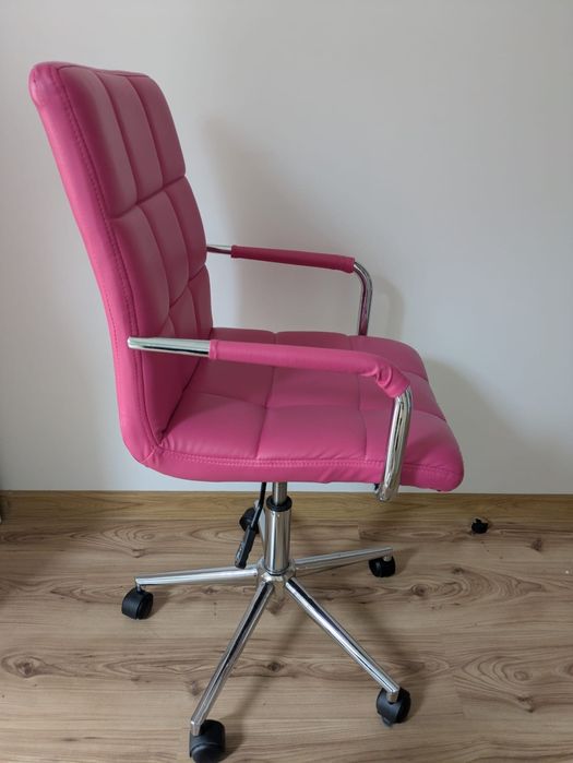 Krzesło obrotowe na kółkach