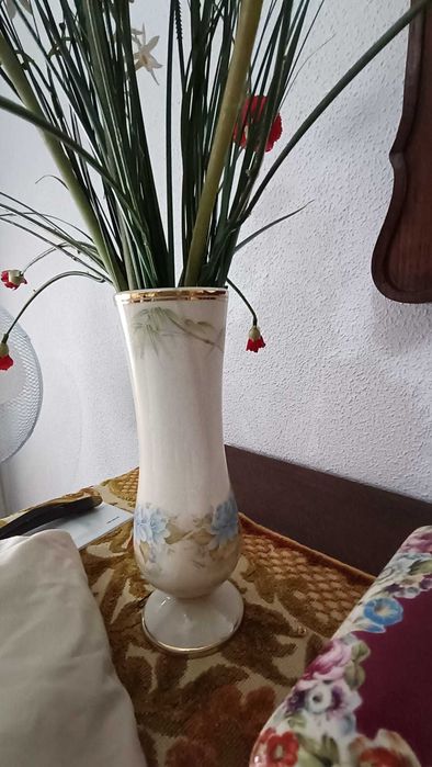 Jarras e poercelanas de cores brilhantes e aconchegantes