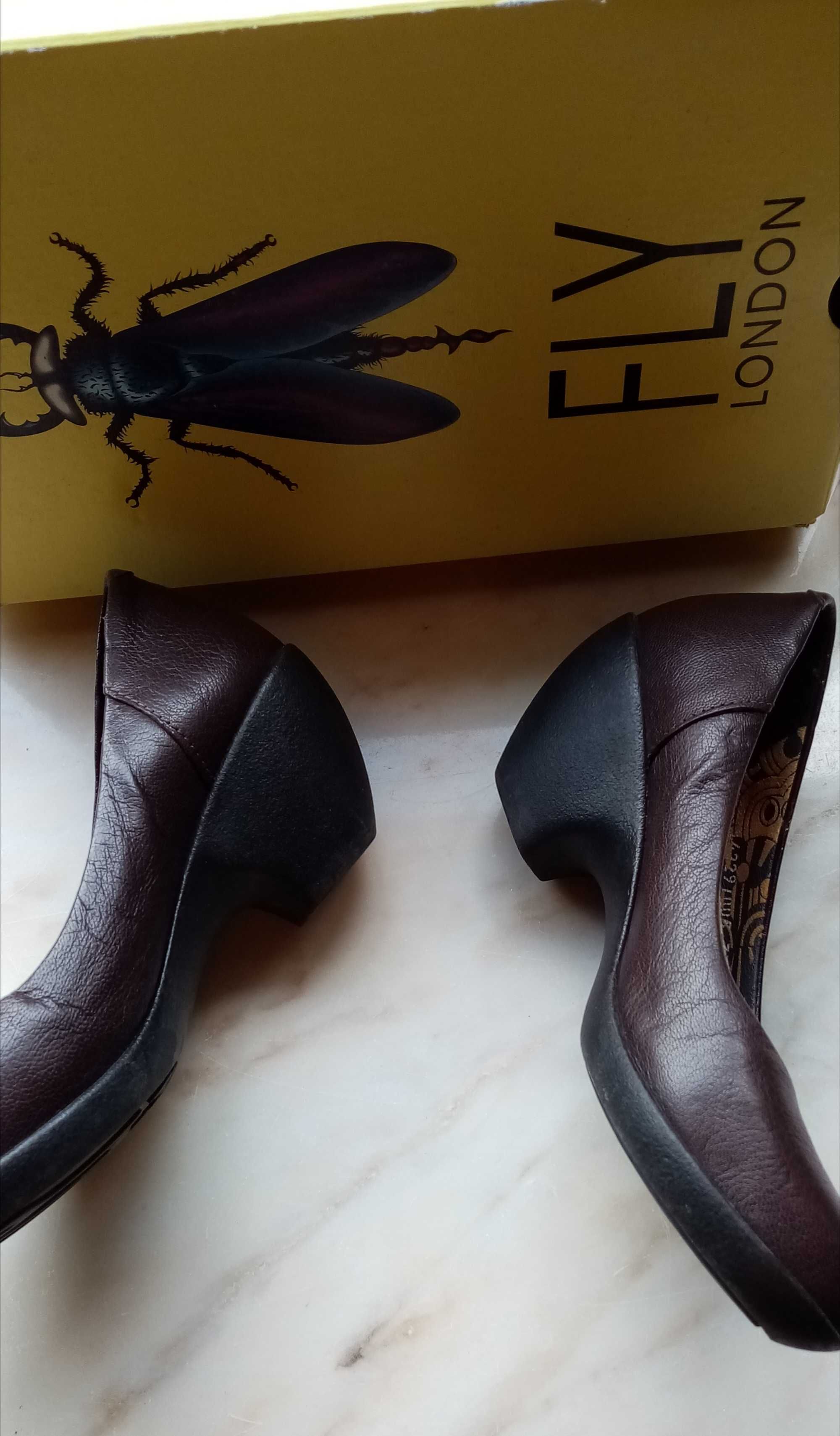 Par de sapatos castanhos originais da Fly London tamanho 37