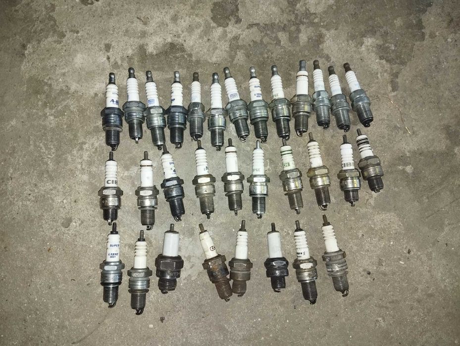 Свічки автомобільні продам.