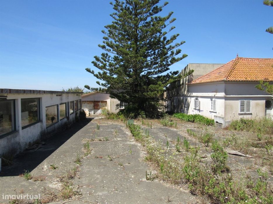 Propriedade composta por duas moradias, um armazém e um espaço de loja