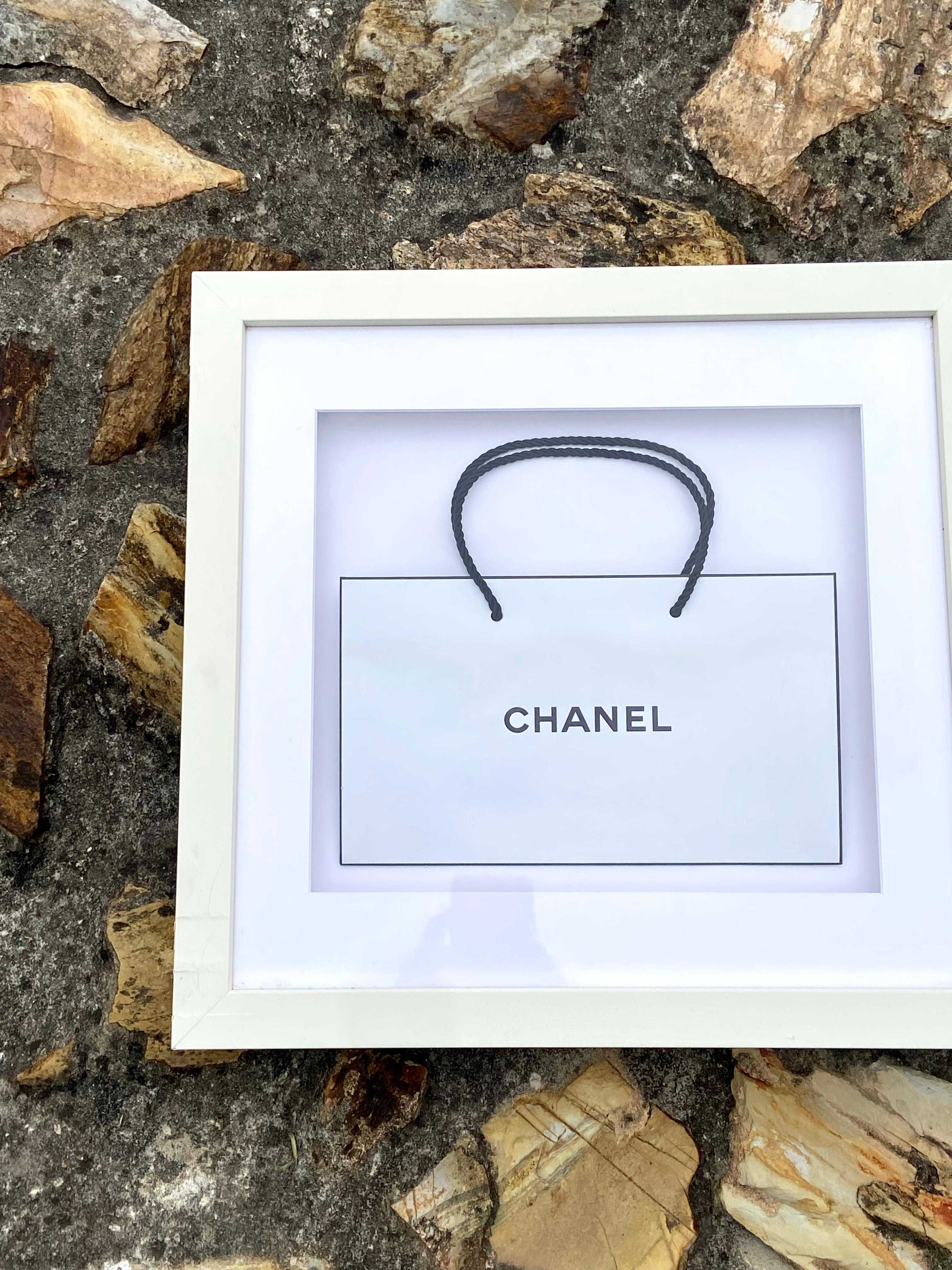 Quadro / Moldura Chanel Com Saca de Compras