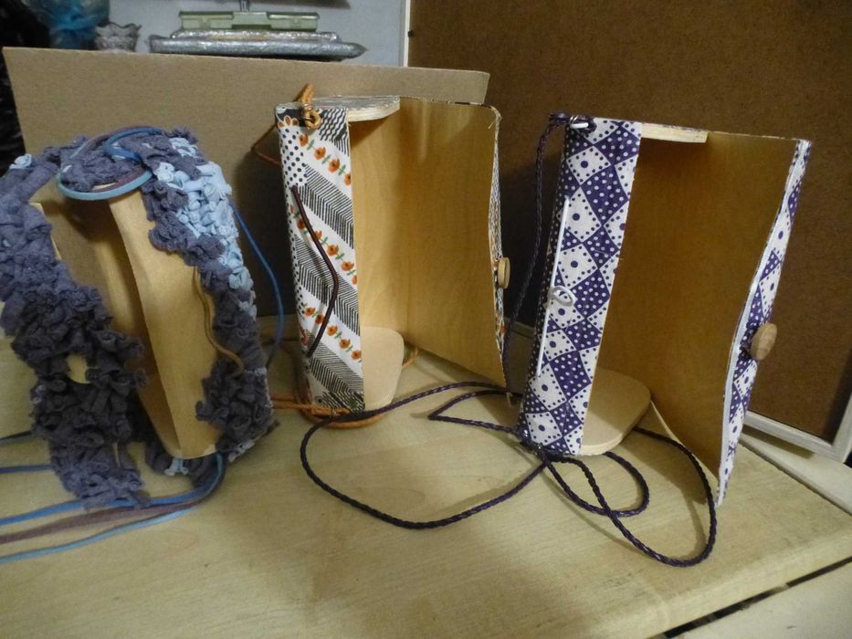 3 carteiras em madeira-balsa