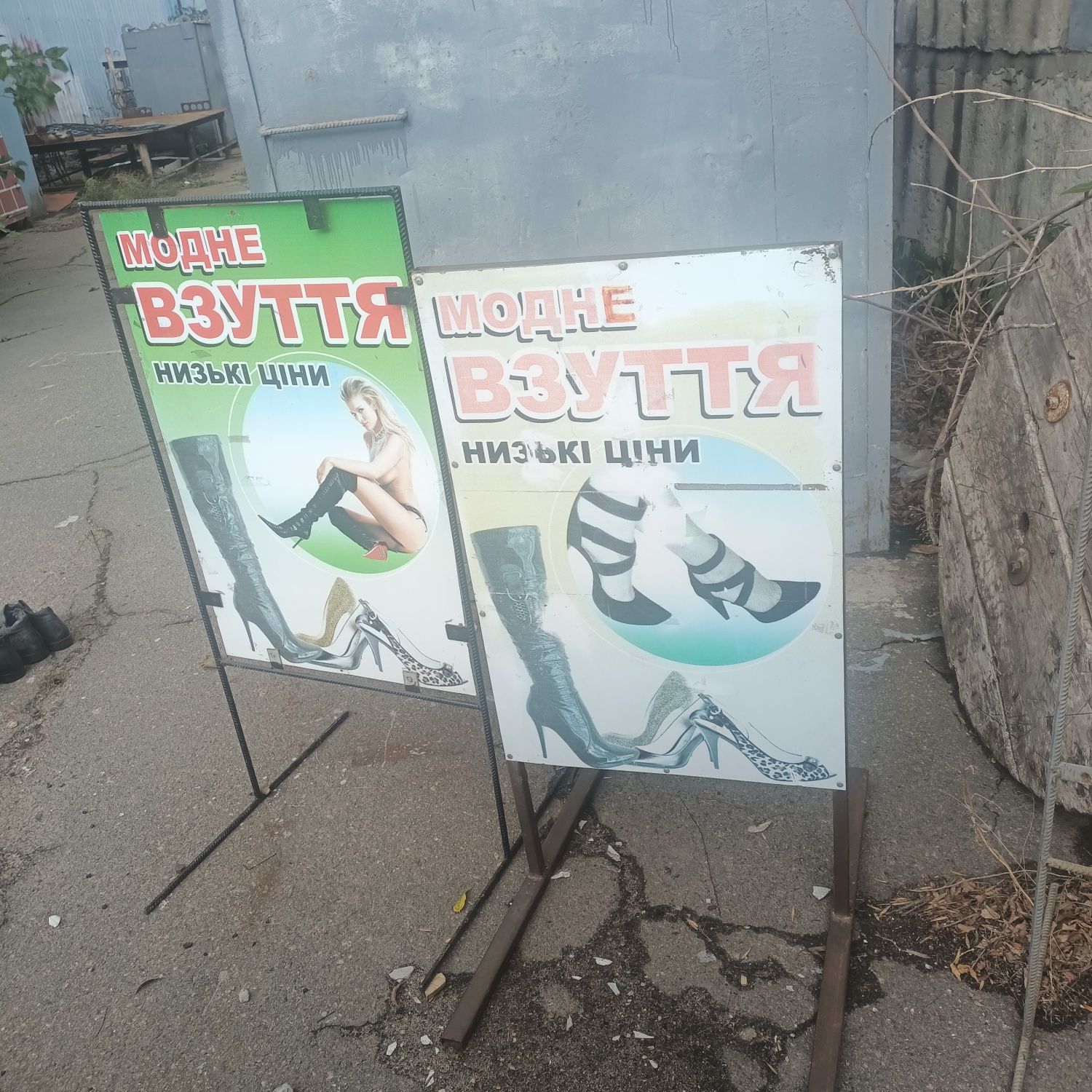 Зеркало напольное в примерочную на колесиках в черной раме хорошее сос