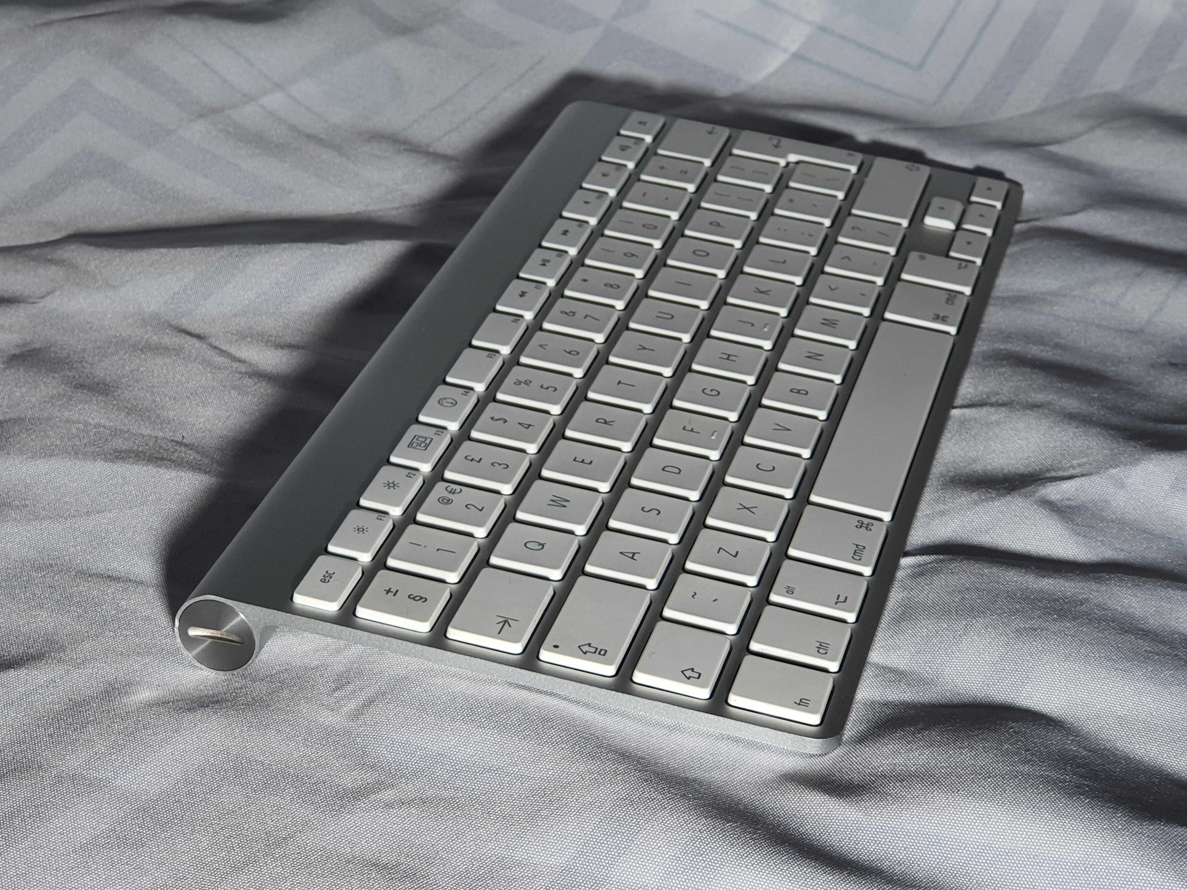 Teclado Apple / Mac /  sem fios / como novo ( muito pouco uso )