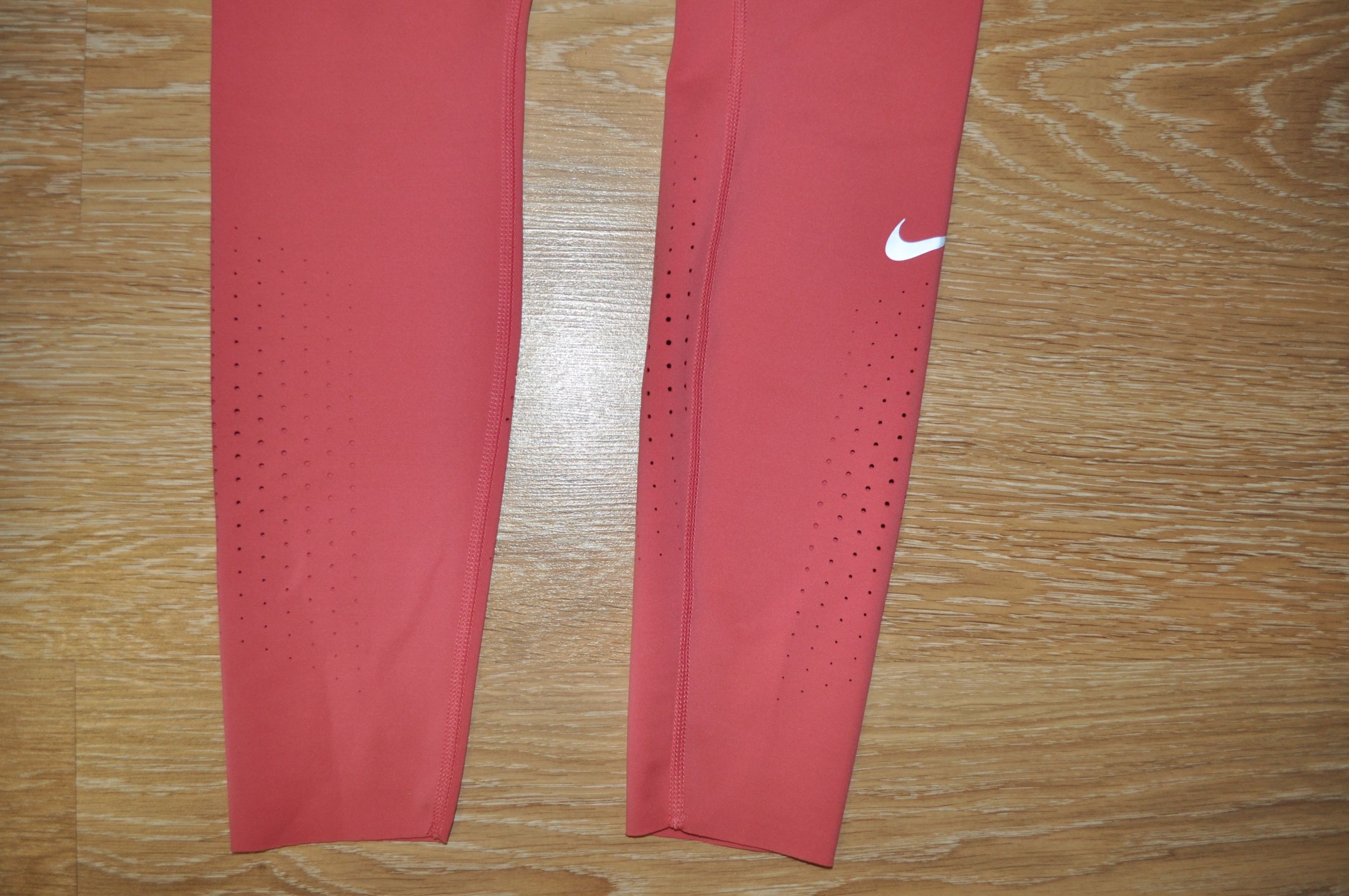 Розовые спортивные лосины Nike