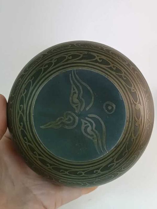 Tigela tibetana em metal com decoração relevada