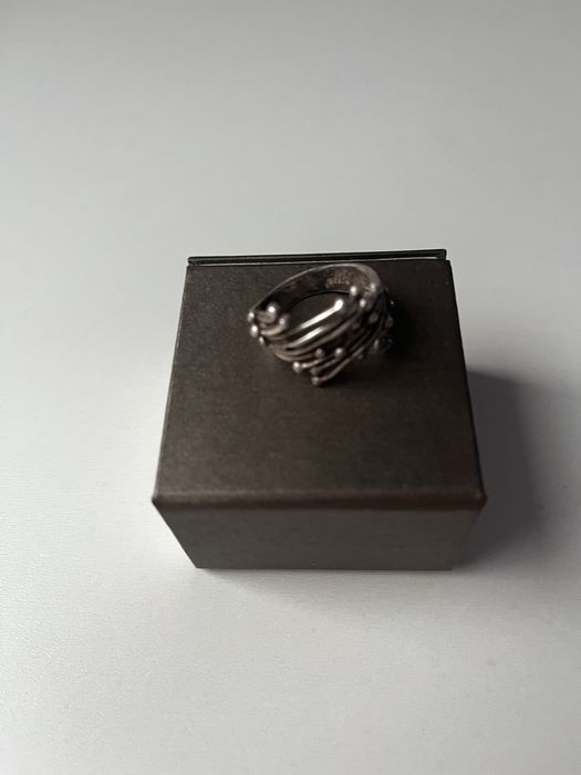 Srebry pierscionek zaplecione pędy