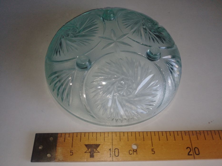 Продаються цукерниці та вироби з кришталю та скла.