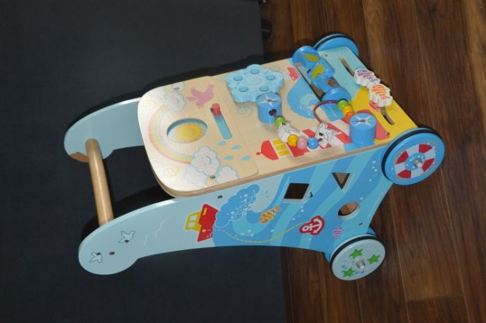 Interaktywny drewniany chodzik, pchacz, jeździk – motyw morski 120 zł