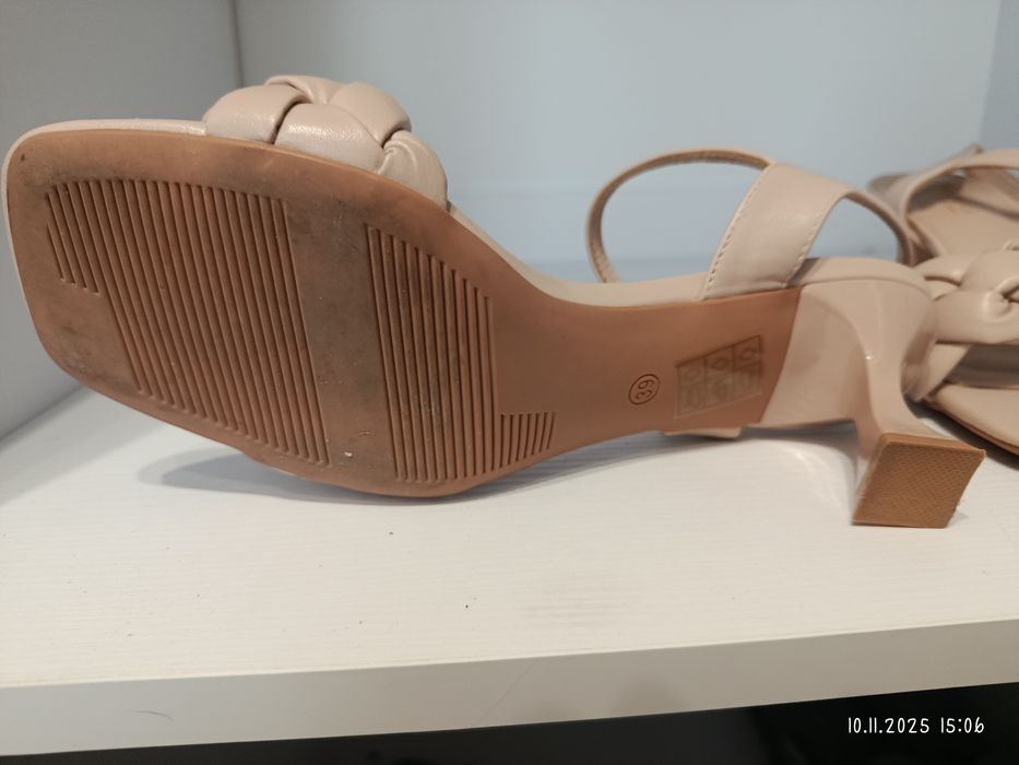 Босоніжки шкіряні