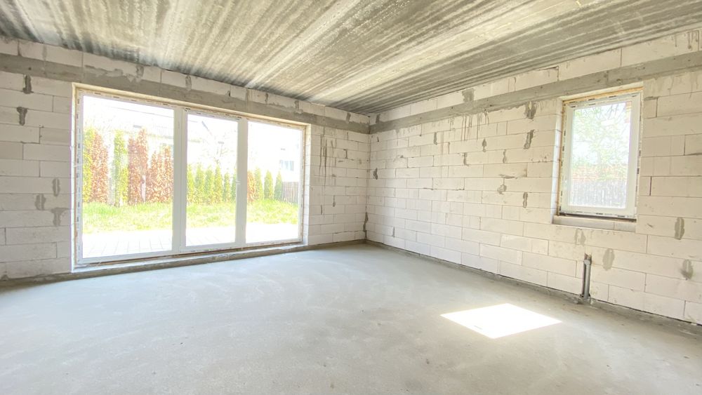 Напівособняк 130 м² з гаражем і 3 сотками землі біля міста