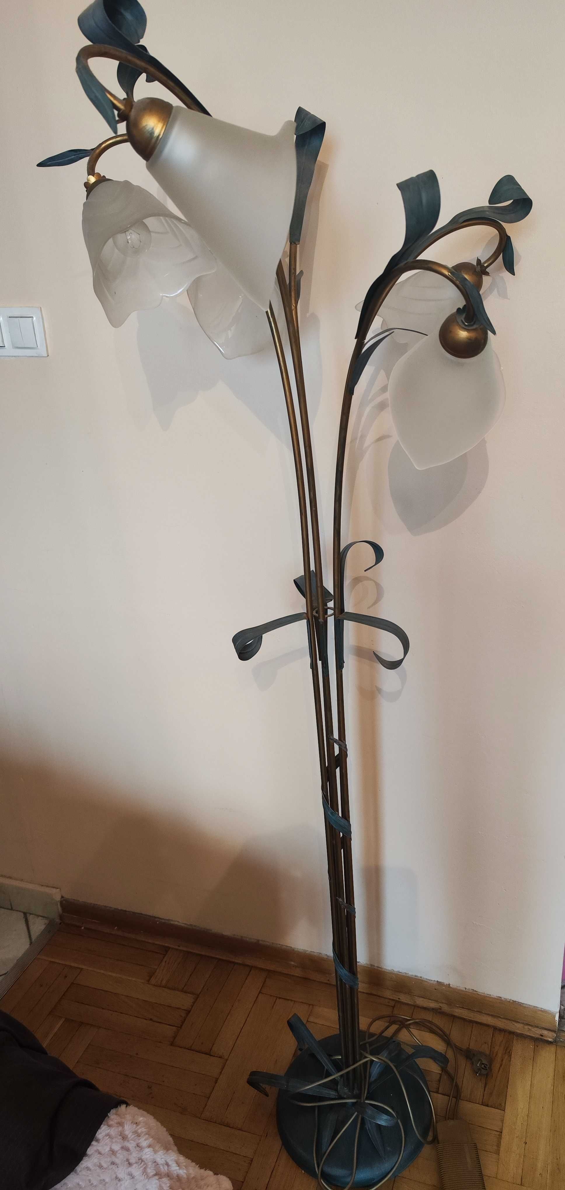 stojąca lampa w secesyjnym stylu