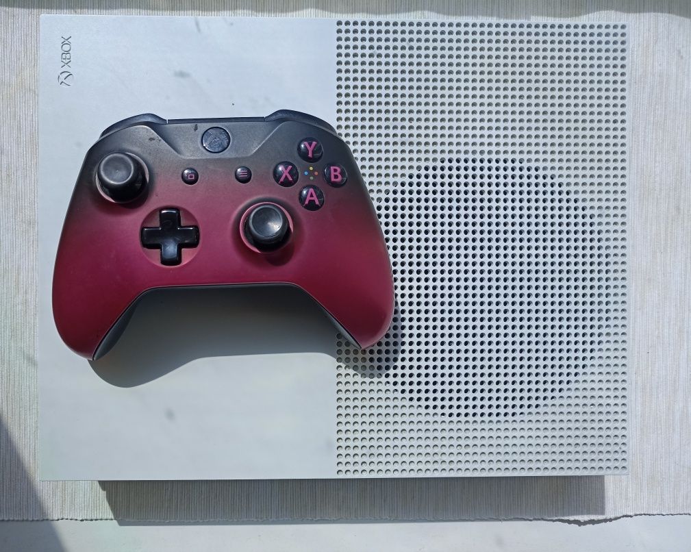 Xbox One S 500Gb с одним джойстиком