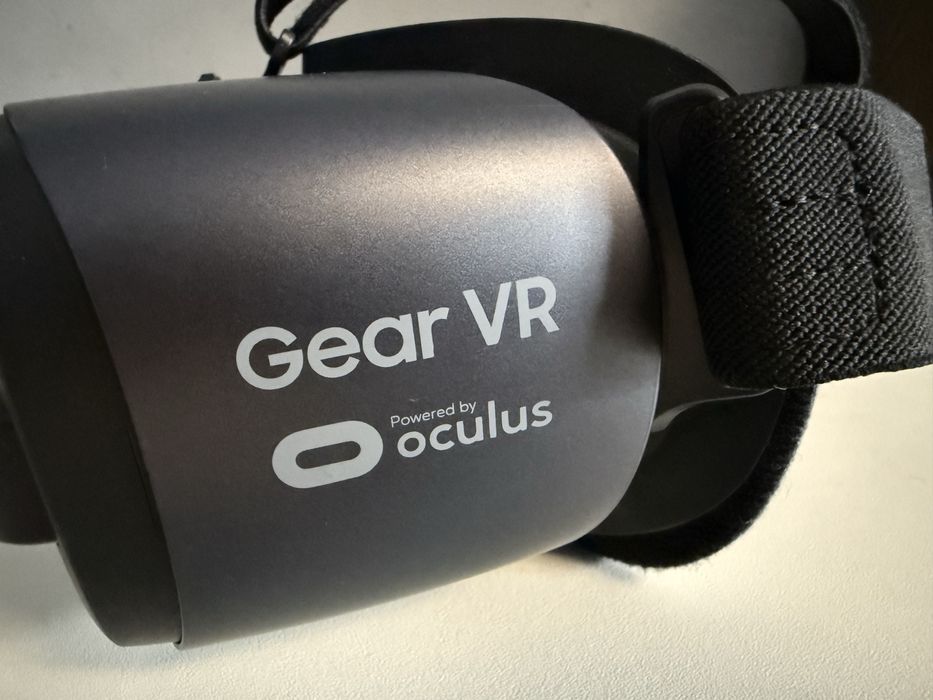 Віртуальні окуляри для смартфонів Samsung Gear VR