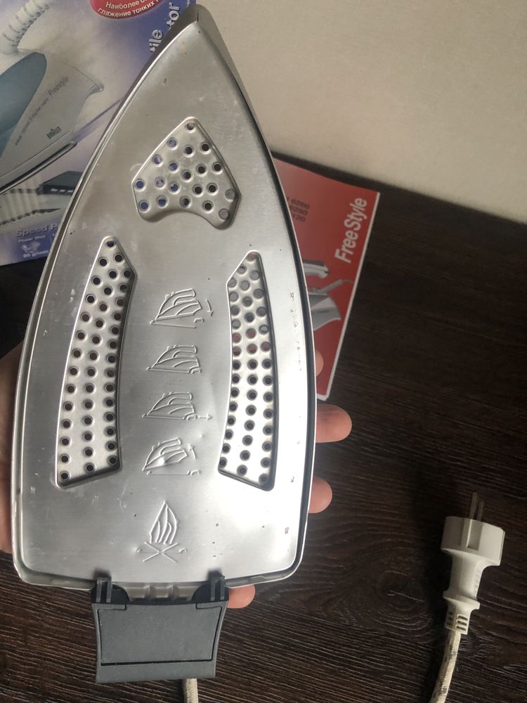 Braun SI 6595 утюг с вертикальной подачей пара