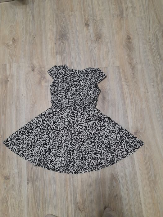 Sukieneczka dla dziewczynki z krótkim rękawem elegancka 122-128, 8 lat